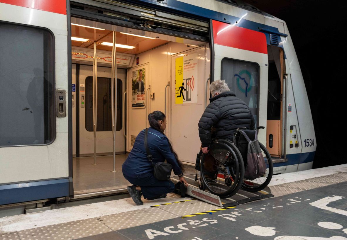 Visuel Existe-t-il une carte pour les voyageurs en fauteuil roulant dans les stations et gares de la RATP ?