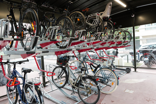 Visuel Combien de places sont disponibles dans les parkings vélo, et quelle en est la tarification ?
