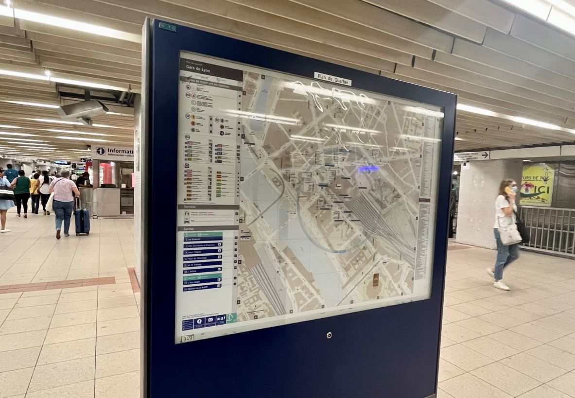 Visuel Comment sont conçues et réparties les affiches quartier que l’on trouve sur le réseau (métro, RER, bus, tramway) ?